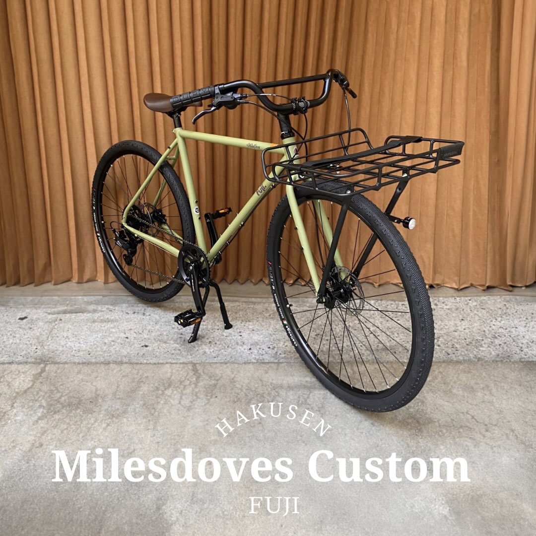 FUJI MILESDOVES FLAT ハクセン実車カスタム施工例 2026-08-04 レイバックライザーバー・ポートランドフロントキャリア（BLACK）・OURYグリップ（BLACK）・CHALLENGEブラックタイヤ・KILEY i LIGHT（BLACK）・ダブルレッグスタンド（B